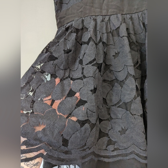 Floofy Floral Lace Dress - Picture 4 of 5